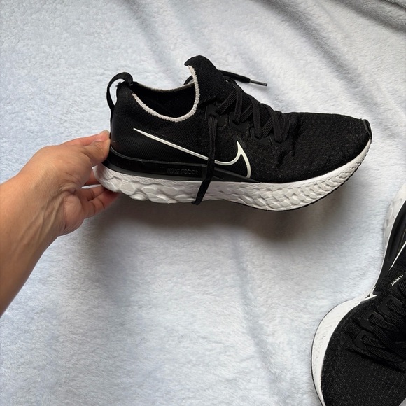 Nike Men\'s Black Knit Running Sneakers with White Midsole main image 7